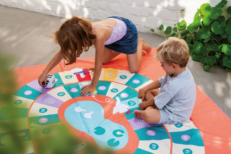 Quut Kinder-Strandtuch und Spiel 2-in-1 Gänsespiel XL 180 × 180 cm