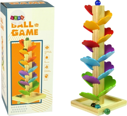 Holzbaum mit Murmelbahn