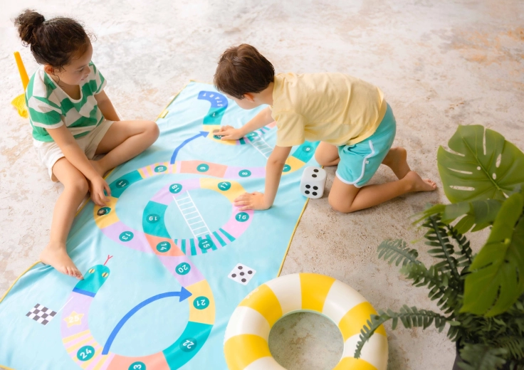 Quut Kinderhandtuch 2-in-1 Schlangen und Leitern, groß 180 × 100 cm