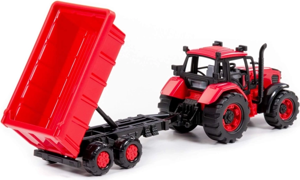 Traktor Belarus mit Anhänger