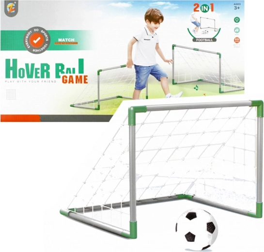 Fußballtor mit Bällen und Pumpe