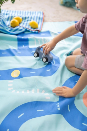 Quut Kinder-Handtuch & Spielmatte 2-in-1 Straße, L (180 × 100 cm)