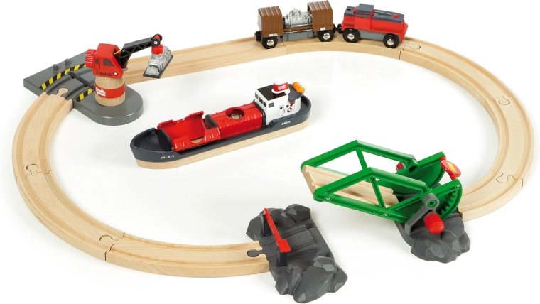Brio World Hafen mit Frachtschiff und Schienen