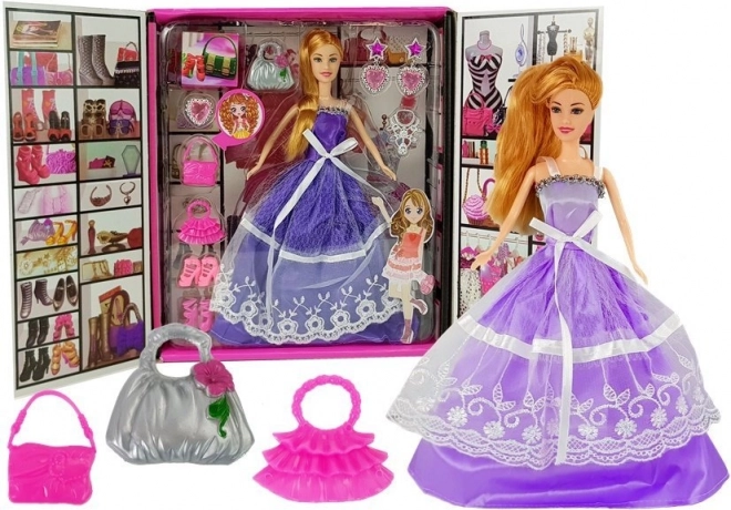 Puppe im lila Abendkleid mit Accessoires – Handtaschen, Schmuck und Pumps