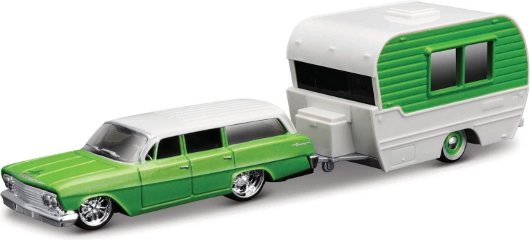 Maisto Chevrolet Biscayne Wagon mit Wohnanhänger 1:64