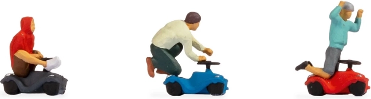 Noch Set Rennfahrer-Figuren auf Bobby-Cars (H0)