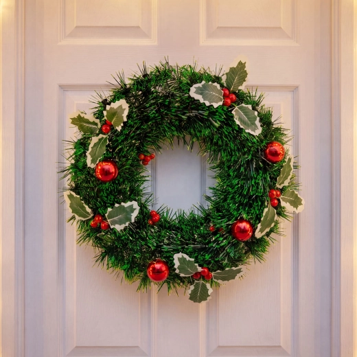 Weihnachtskranz mit Stechpalme und dekorativen Kugeln, 40 cm