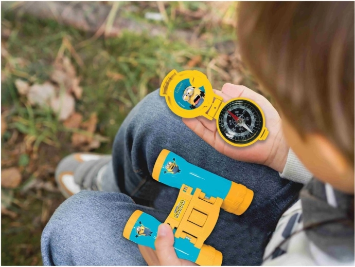 Erkundung im Gelände mit Fernglas und Spielkompass