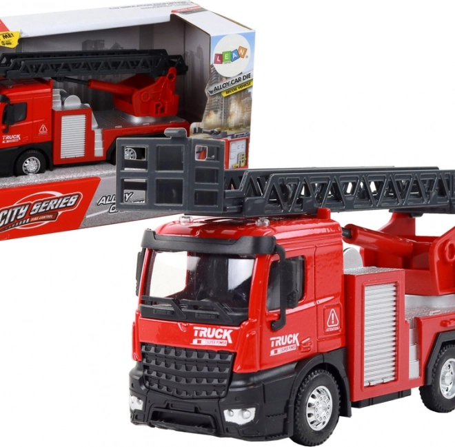 Rotes Feuerwehrfahrzeug mit ausziehbarer Leiter