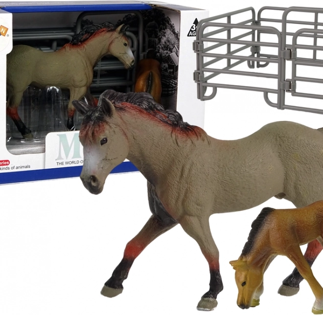 Set Pferde- und Fohlenfiguren der Rasse Capricorn mit Beet