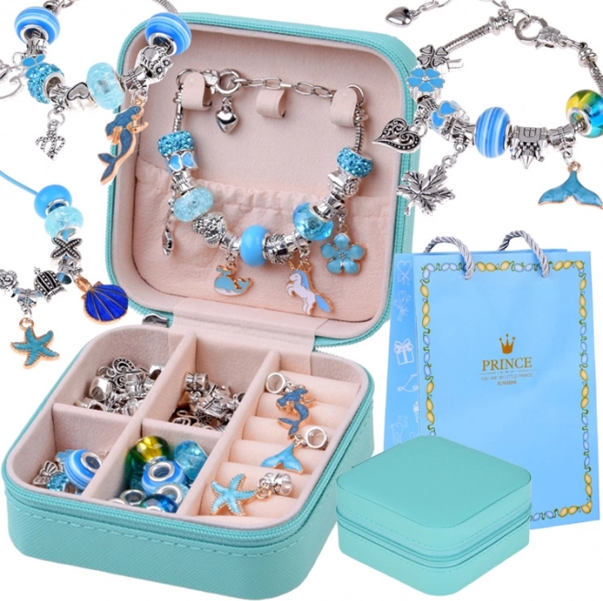 Set aus Perlen und Anhängern in einer Schmuckschatulle – gestalte deine eigenen Armbänder und eine Halskette