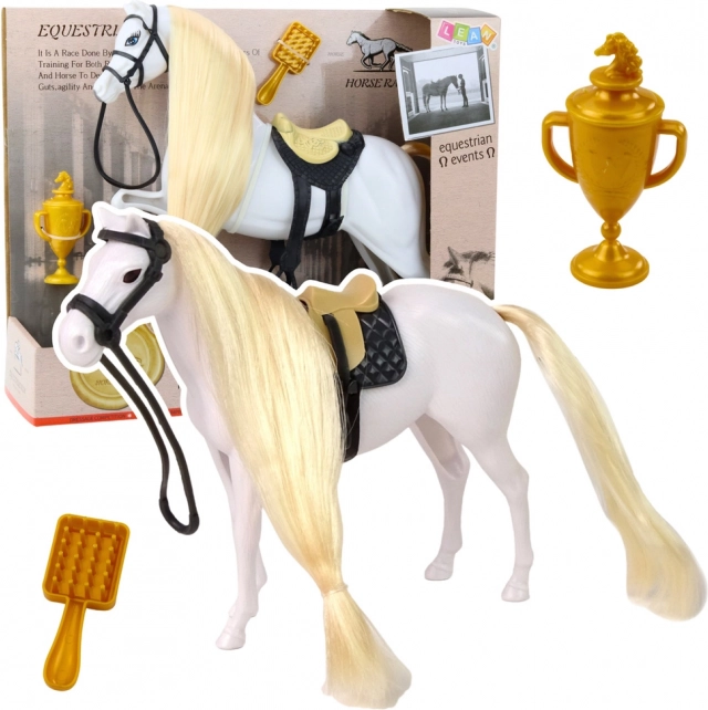 Pferd mit langer Mähne und weißen Accessoires
