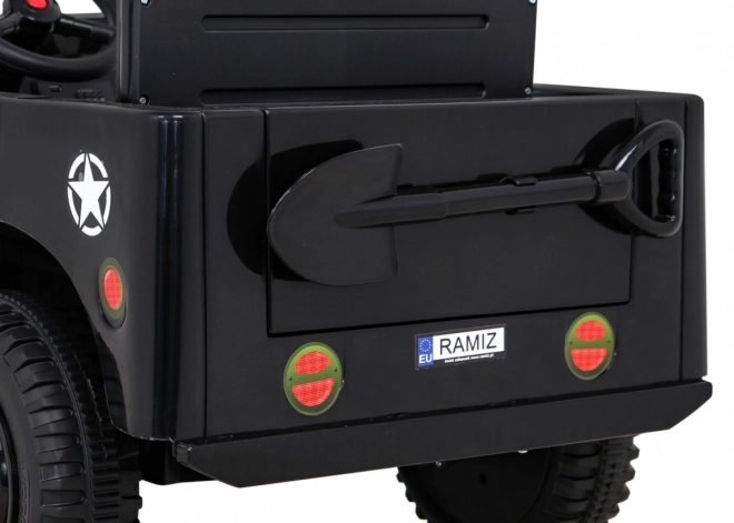 Retro Militärfahrzeug für Kinder schwarz + Allradantrieb 4x4 + Fernbedienung + 2 Gepäckträger + langsamer Start + MP3 LED