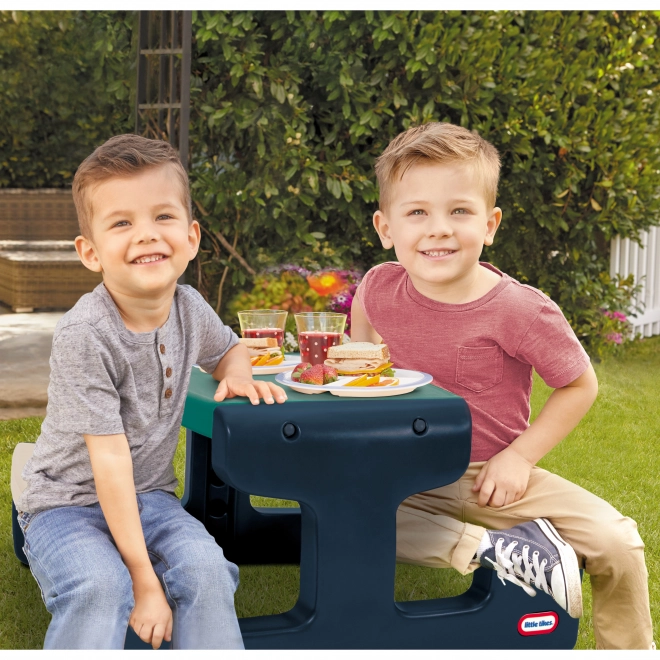 Blau-grüner Kindertisch Little Tikes für den Garten