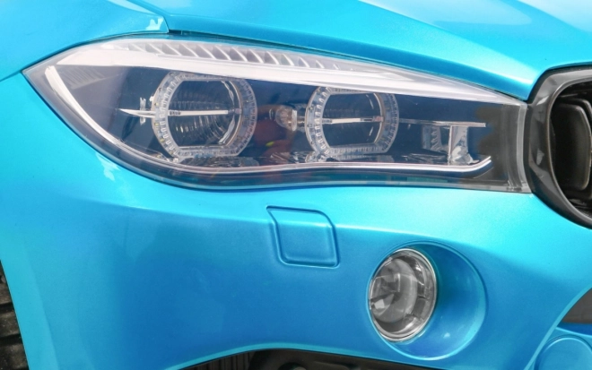 BMW X6M XXL pro 2 Kinder Blaue Farbe + Pilot + Eco-Leder + Sicherheitsgurte + Langsamer Start + MP3 + LED