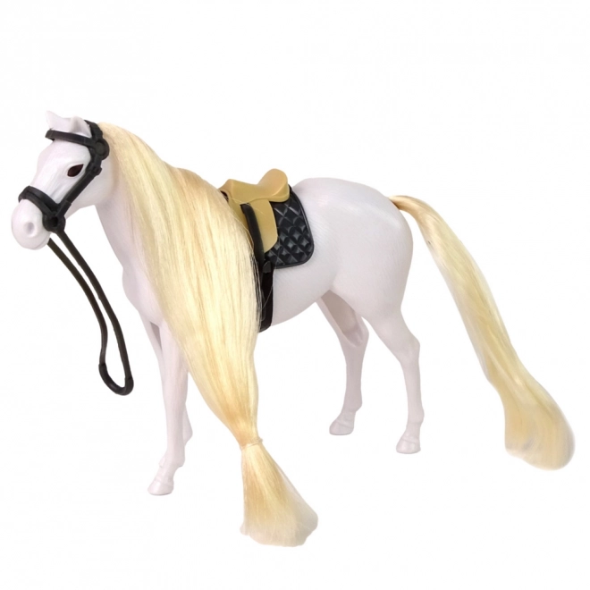 Pferd mit langer Mähne und weißen Accessoires