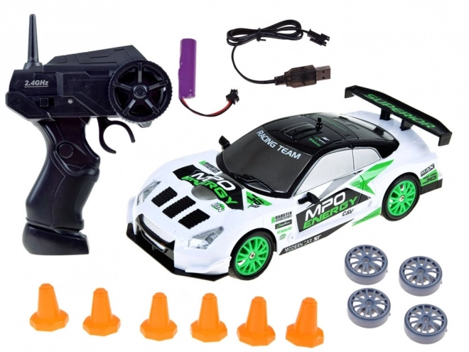Ferngesteuertes Driftauto mit pylonen