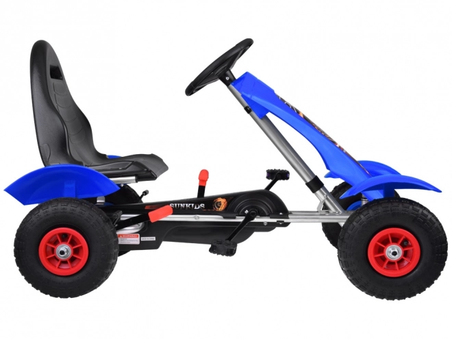 Grüner Sport-Gokart mit aufblasbaren Rädern