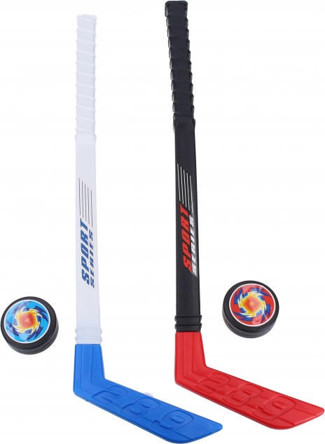 Kinderhockeyschläger mit Pucks für ein Hockeyturnier