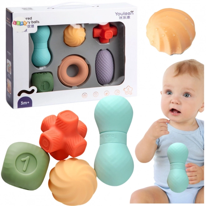 Set aus weichen sensorischen Spielzeugen und Würfeln