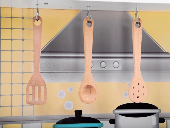 Große Holzküche mit Kühlschrank und Backofen