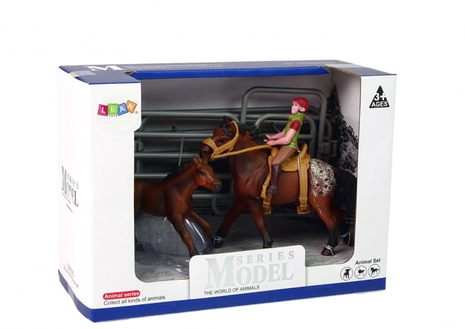 Set von Figuren Pferd und Reiter mit abnehmbarem Sattel