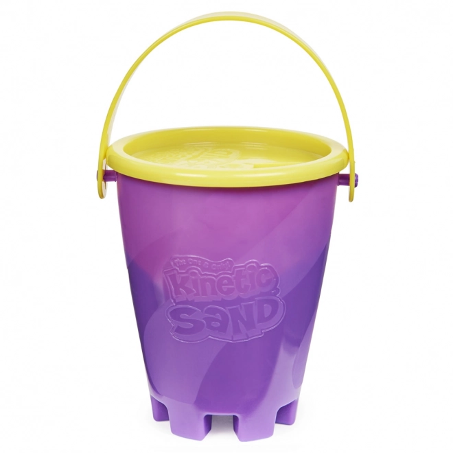 Kinetischer Sand kleiner Eimer mit flüssigem Sand