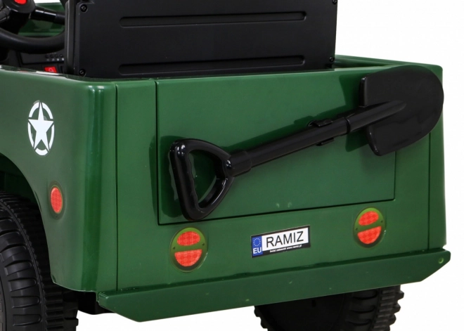 Retro Militärfahrzeug für Kinder grün + Allradantrieb 4x4 + Fernsteuerung + 2 Gepäckträger + langsamer Start + MP3 LED