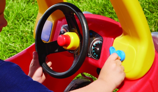 Kleines Tikes Cozy Coupe mit neuen Augen
