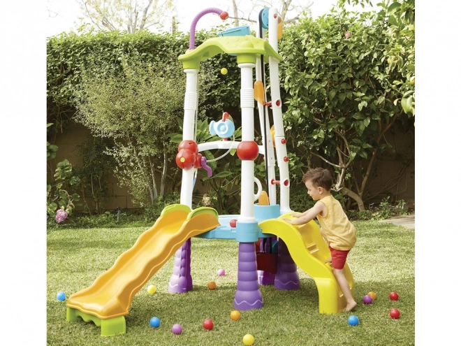 Kletterturm mit Wasserrutsche