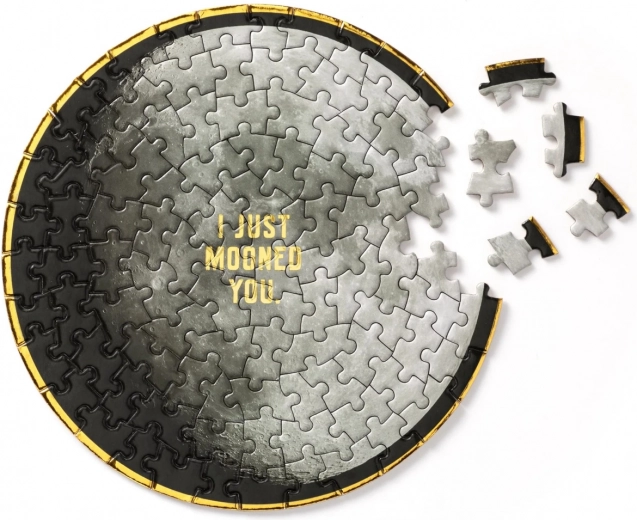 Geformtes Puzzle mit Mondmotiv