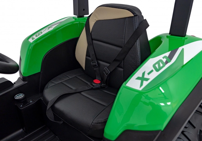 Kindertraktor mit grünem Anhänger