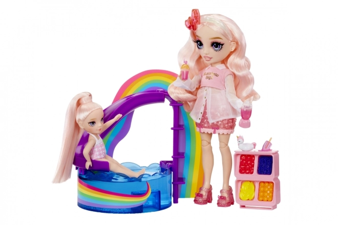 Rainbow High Kleine Schwester Spielset mit Pool