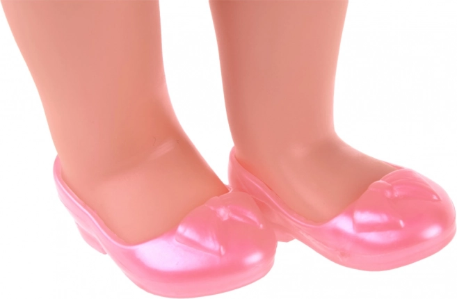 Bewegliche Gliedmaßen und rosa Schühchen