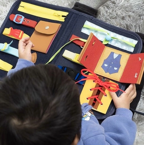 Manipulationstafel für Kinder in Taschendesign