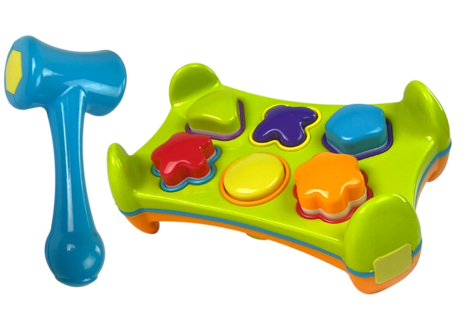 Doppelter Spielspaß: Formen einsetzen und mit dem Hammer durchtreiben