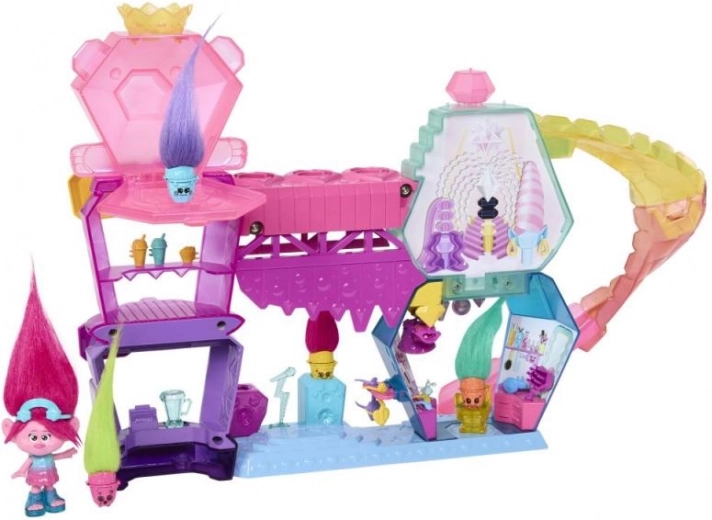 Zweistöckiges Abenteuer mit Bühne und Rutsche