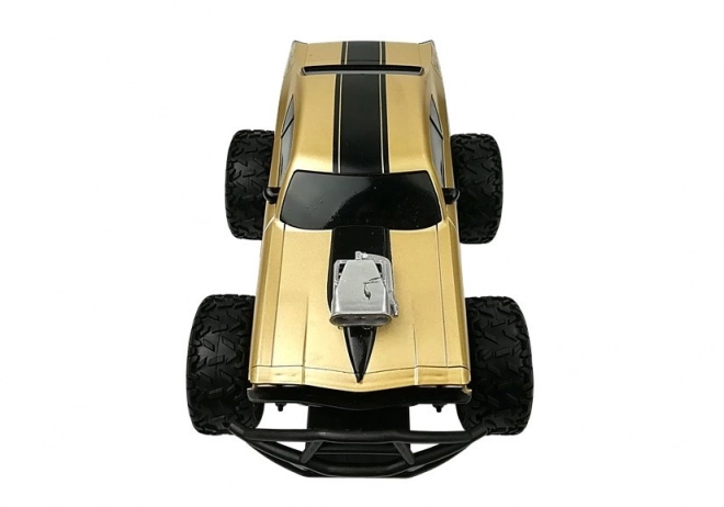 Ferngesteuertes Auto mit goldenen großen Rädern