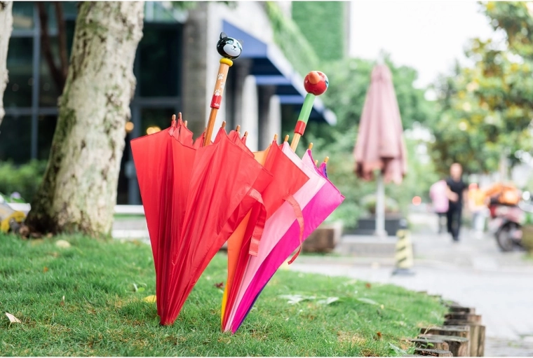 Farbiger Schirmbezug, der Kindern Spaß macht