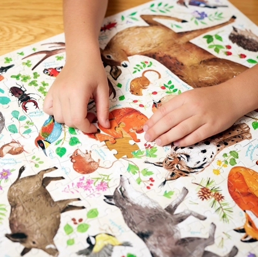 Große, detailreiche Illustration voller Tiere