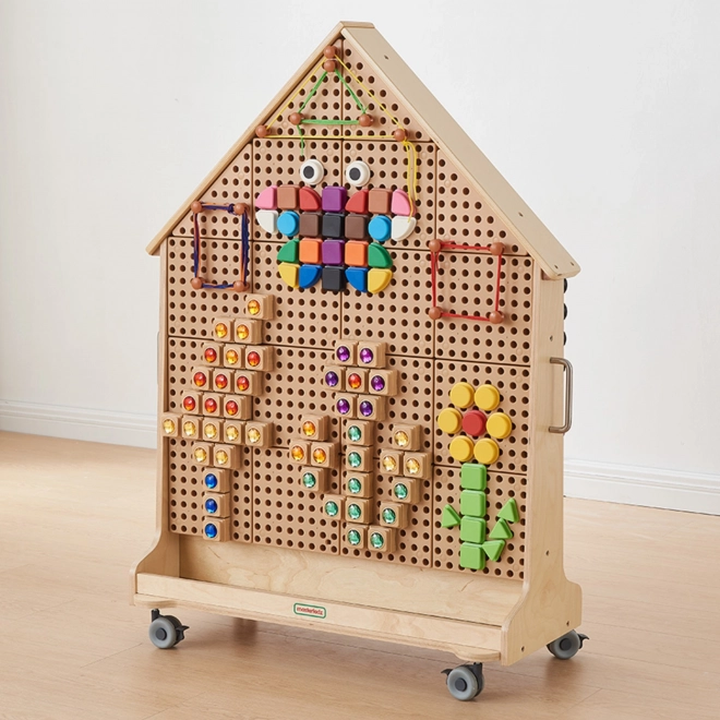 Holztafel in Form eines Hauses für STEM-Aktivitäten