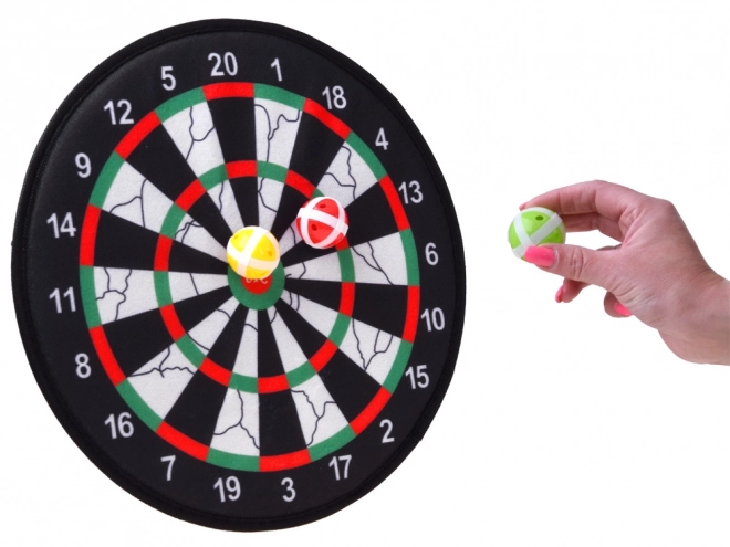 Dartscheibe mit Klettbällen und Pfeilen