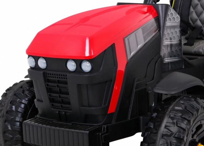 Titan-Traktor mit rotem Anhänger