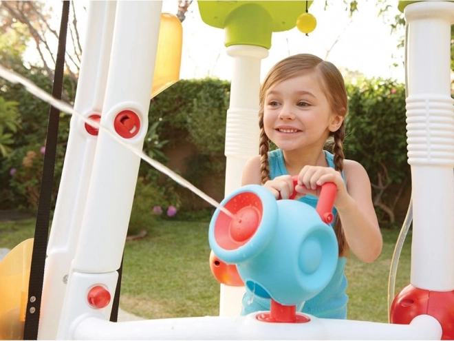 Kletterturm mit Wasserrutsche