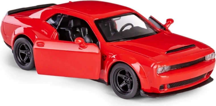 Öffnende Türen und detailreicher Innenraum