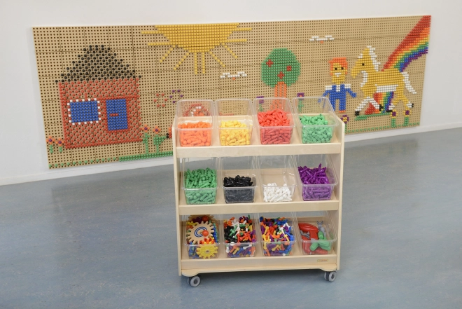 Bunte Steckknöpfe für die Masterkidz Wissenschaftstafel
