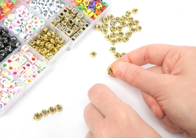 Perlen-Set mit Buchstaben in Sortierbox