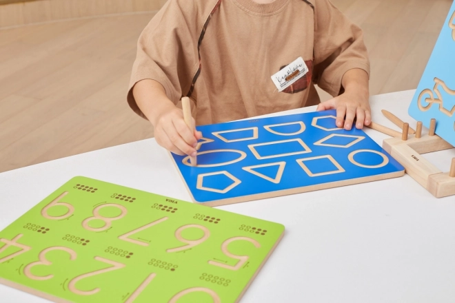 Holztafel mit Buchstaben