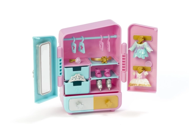 Praktischer und farbenfroher Kleiderschrank