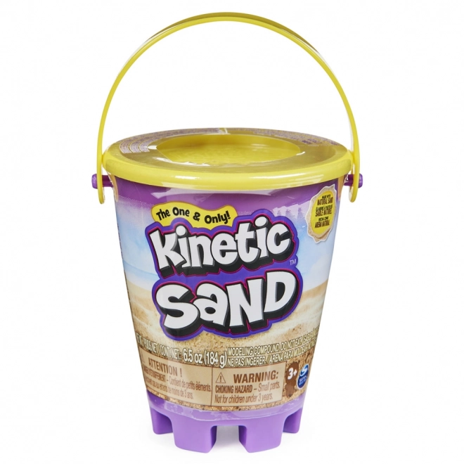 Kinetischer Sand kleiner Eimer mit flüssigem Sand